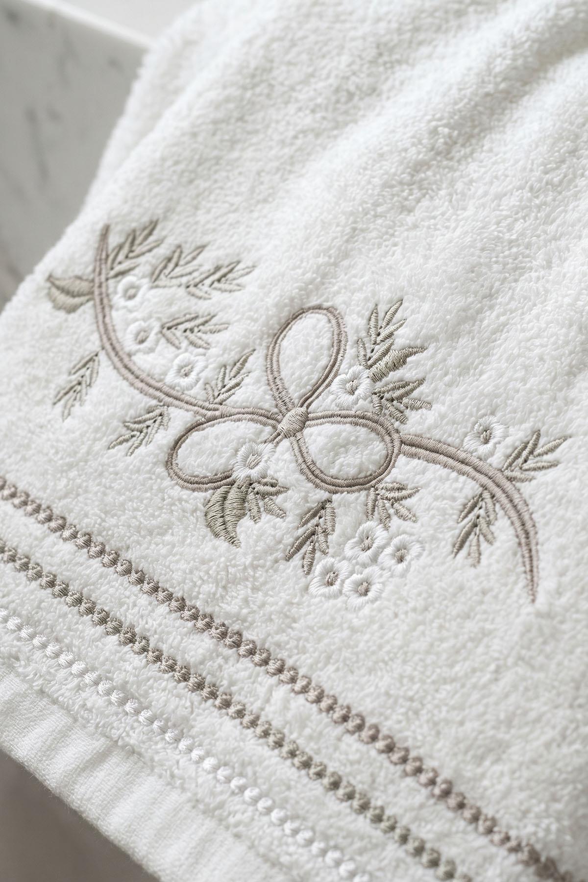 Begonvil Embroidered Bath Towel (90 x 150 cm)