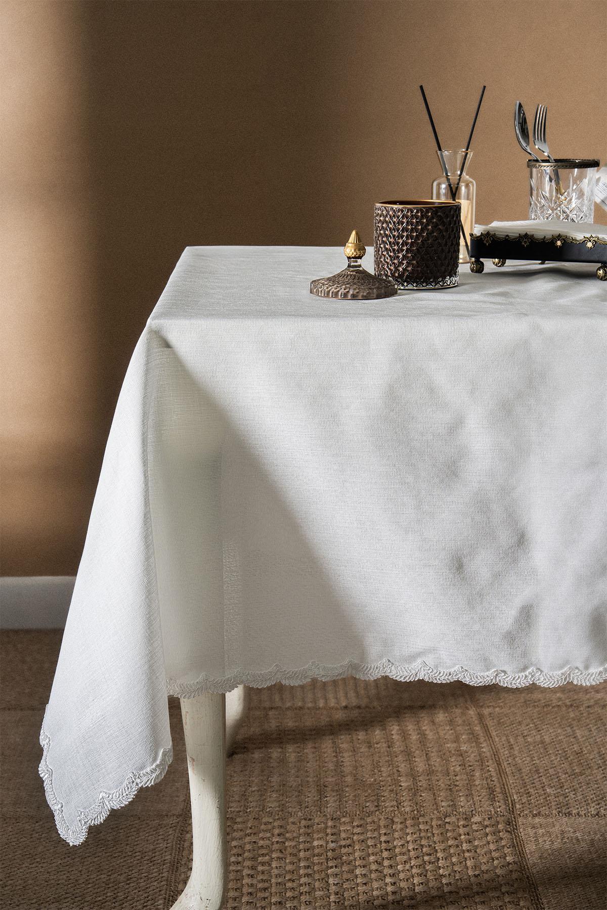 Elegante Embroidered Stain-Resistant, Easy-to-Care Square Tablecloth (100 x 100 cm)