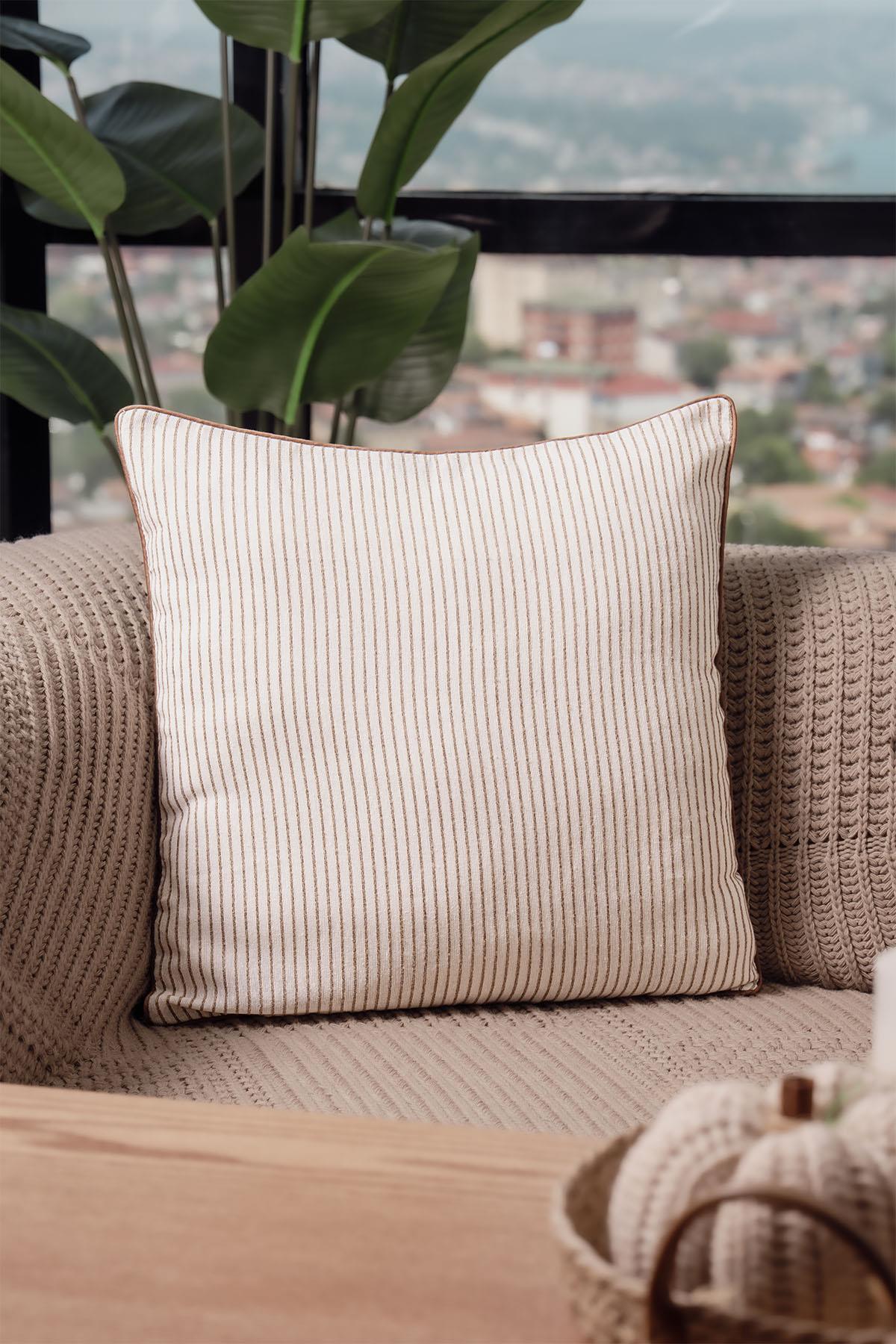غطاء وسادة لوريس مخطط وبتفاصيل حافة (45 × 45 سم)