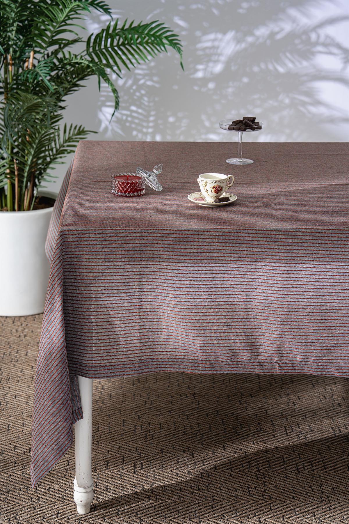 Loris Stain-Resistant and Wrinkle-Free Tablecloth (160 x 260 cm)