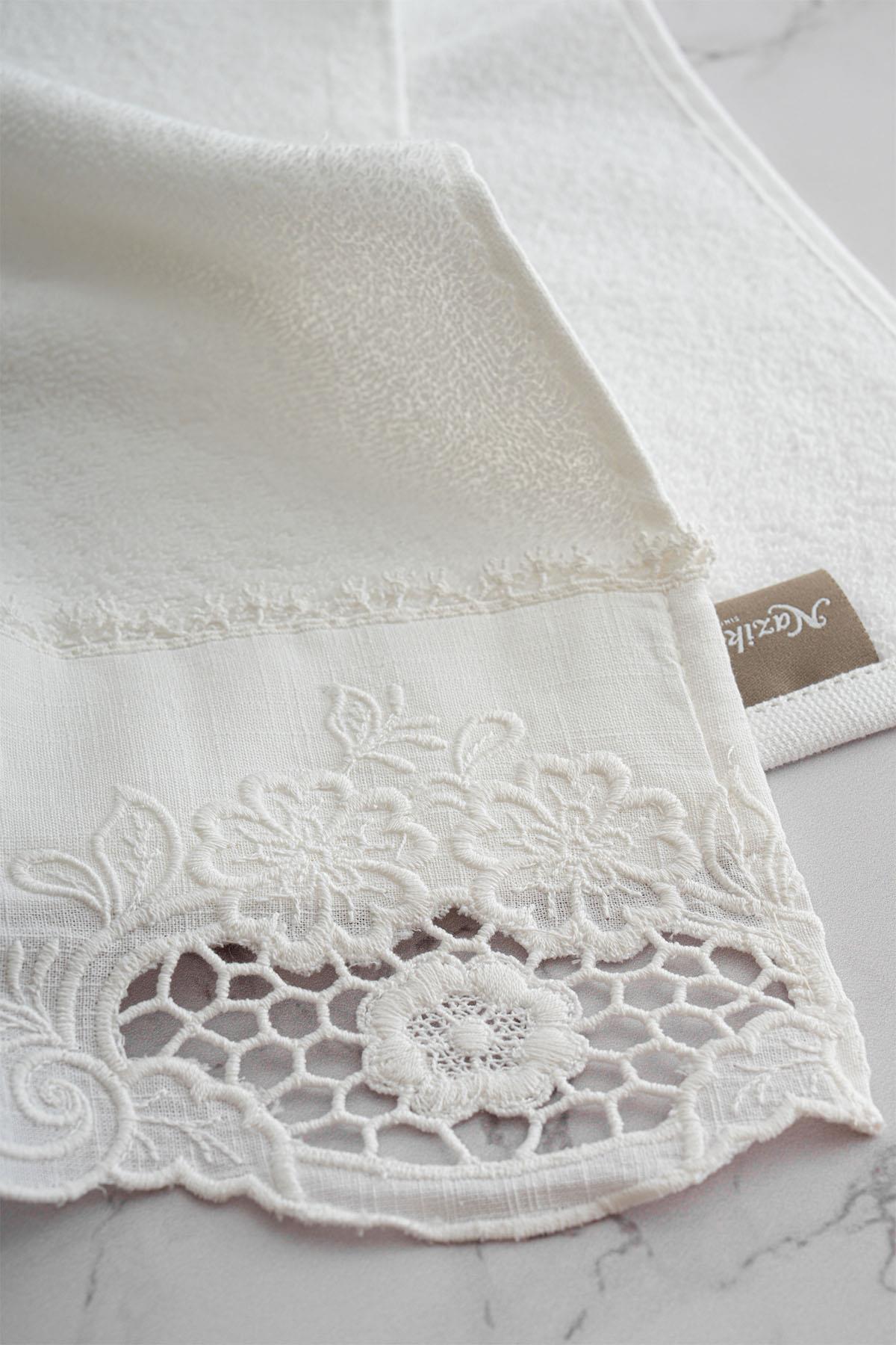 Puerta Flower Embroidered Bath Towel (90 x 150 cm)