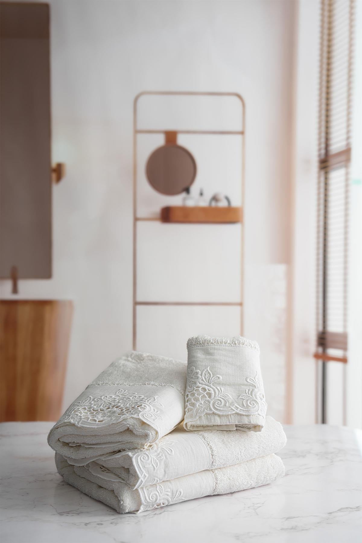 Puerta Flower Embroidered Hand Towel (30 x 50 cm)
