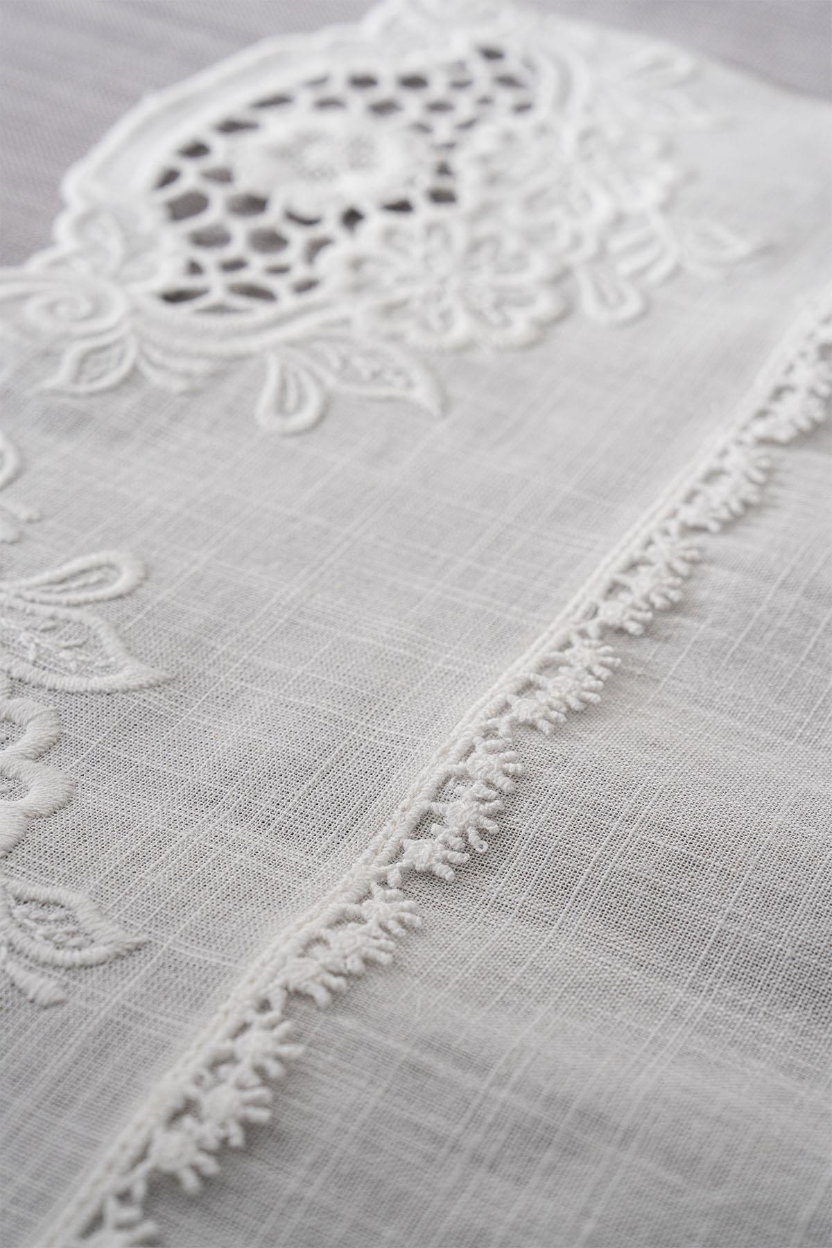 Puerta Floral Embroidered Stain-Resistant Placemat (35 x 50 cm)