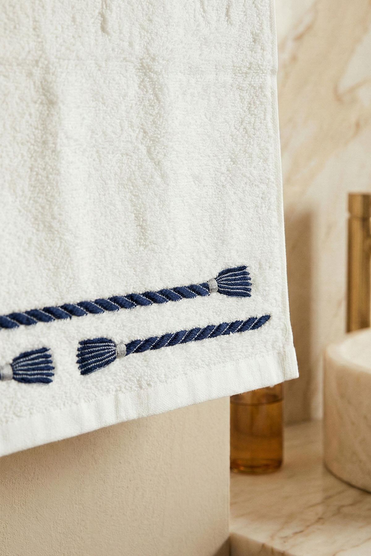 Roman Embroidered Hand Towel (30 x 50 cm)