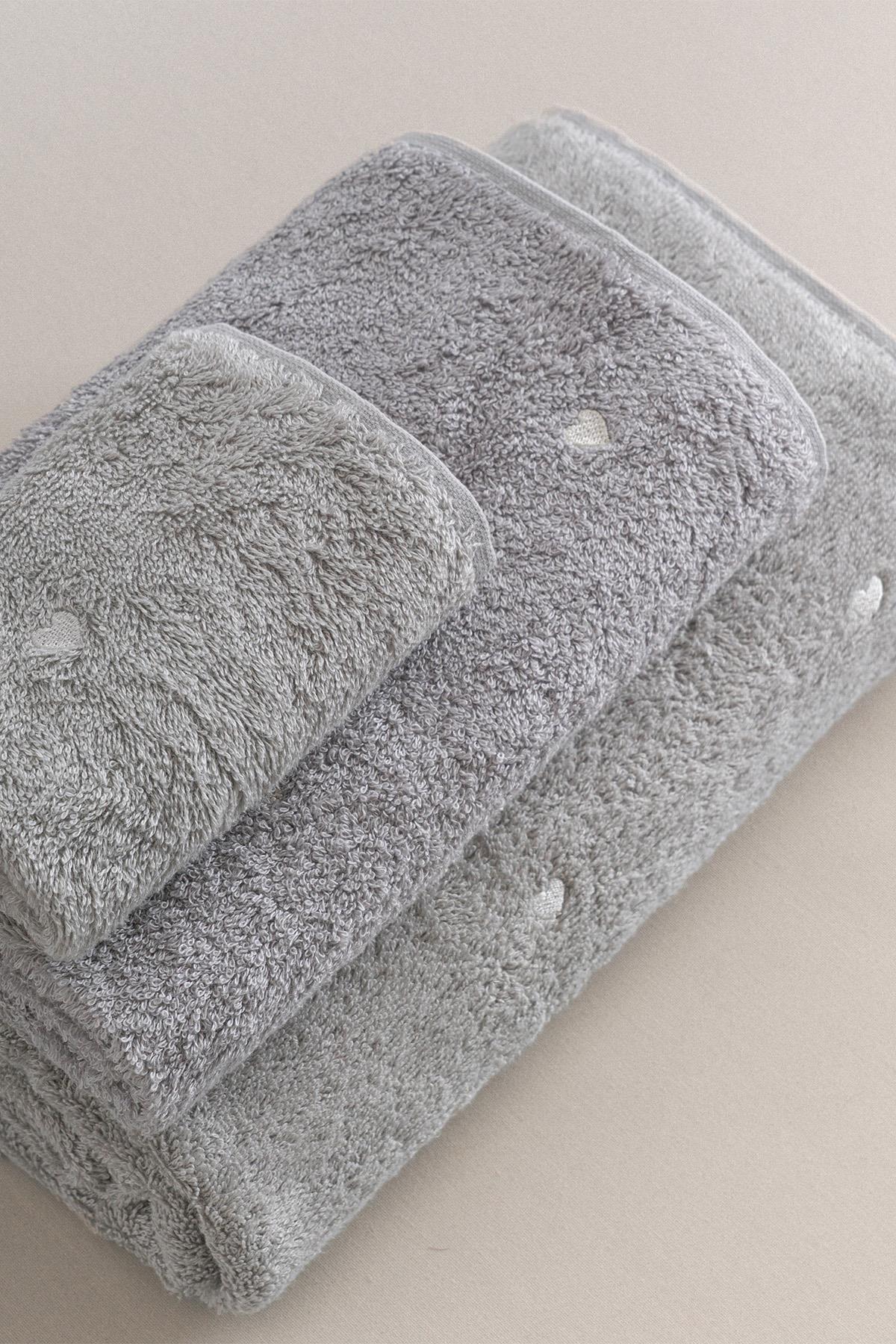 Amore Heart Embroidered Bath Towel (90 x 150 cm)