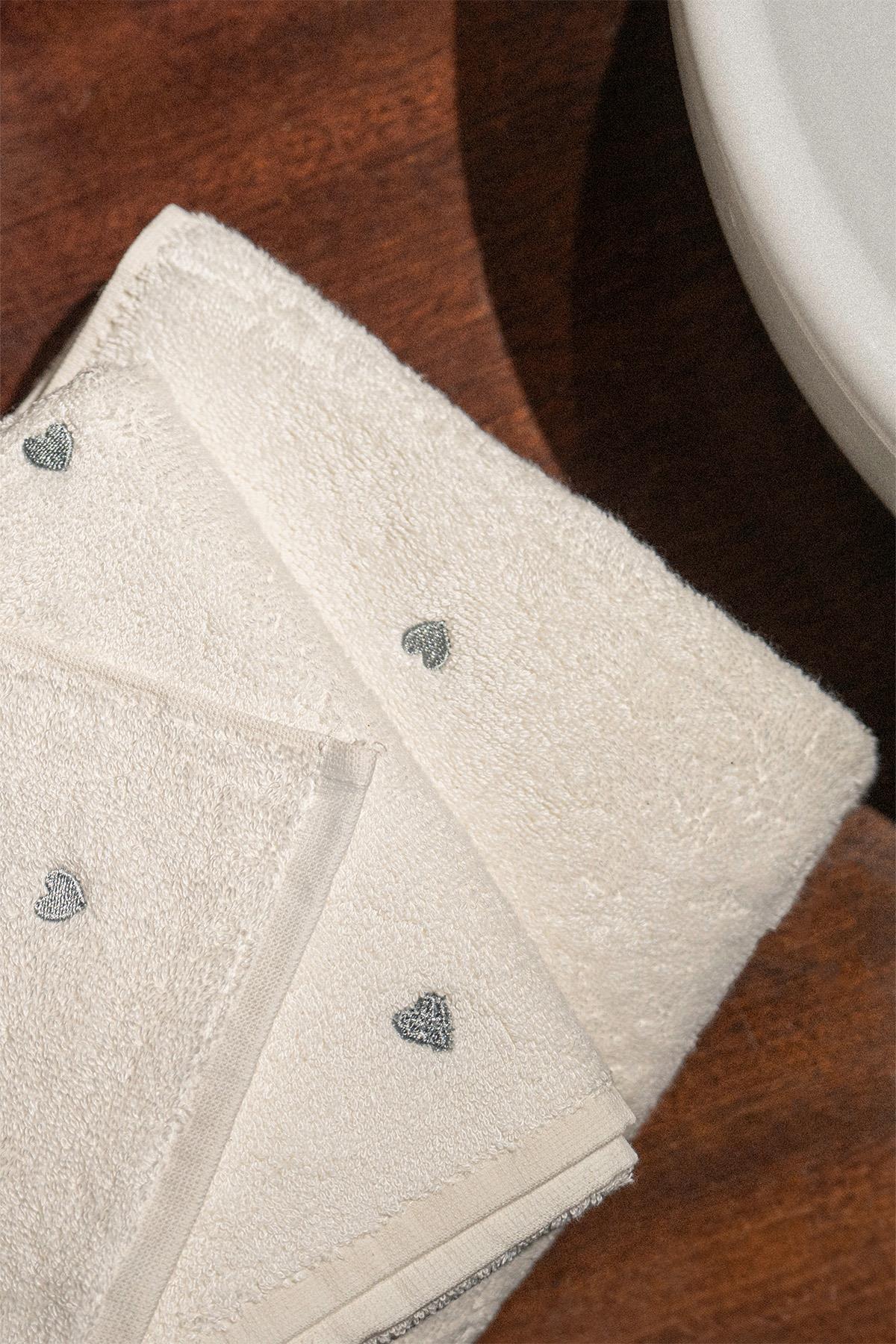 Amore Heart Embroidered Bath Towel (90 x 150 cm)