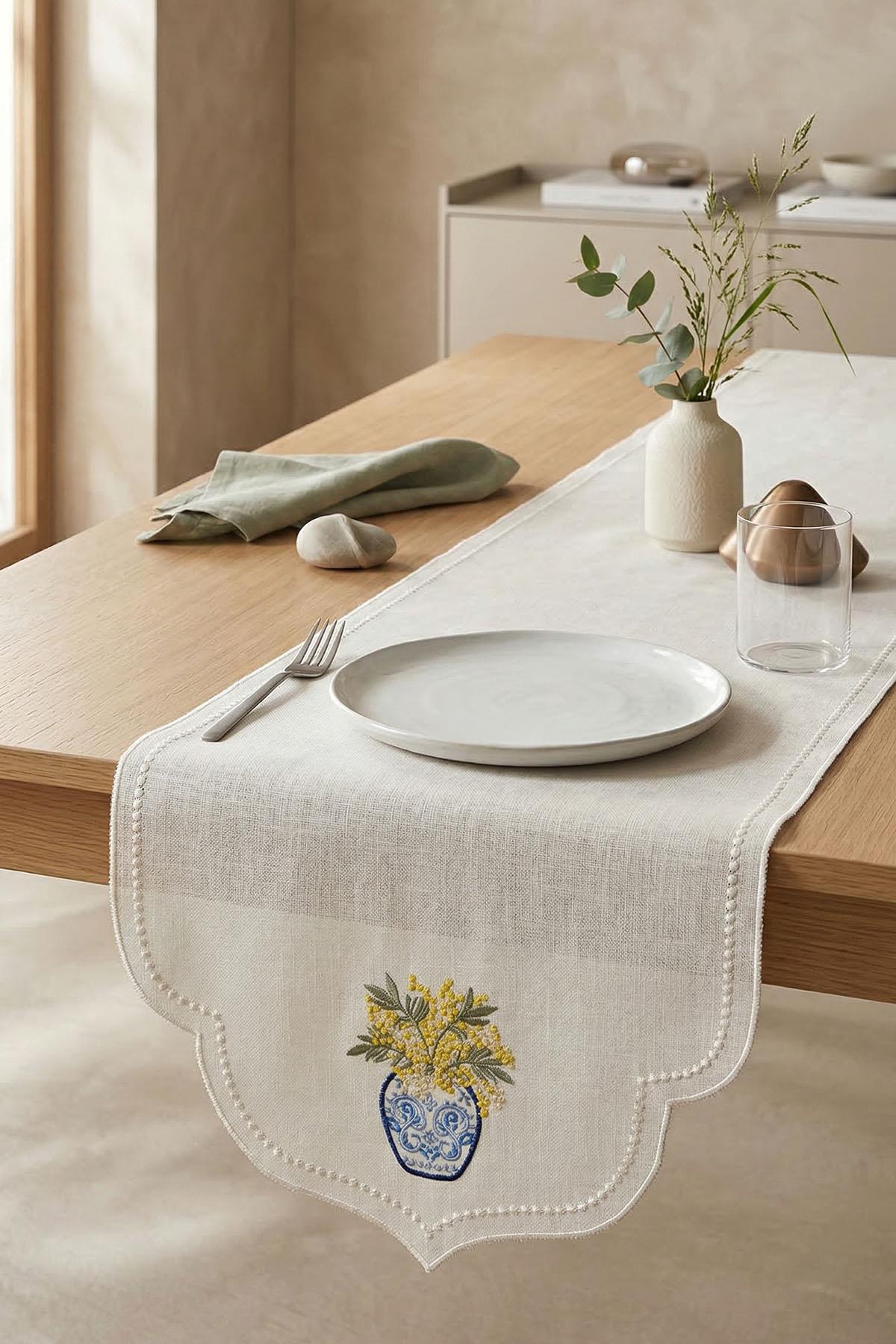 Stain-Resistant Chinoiserie Patterned Runner (40 x 140 cm)