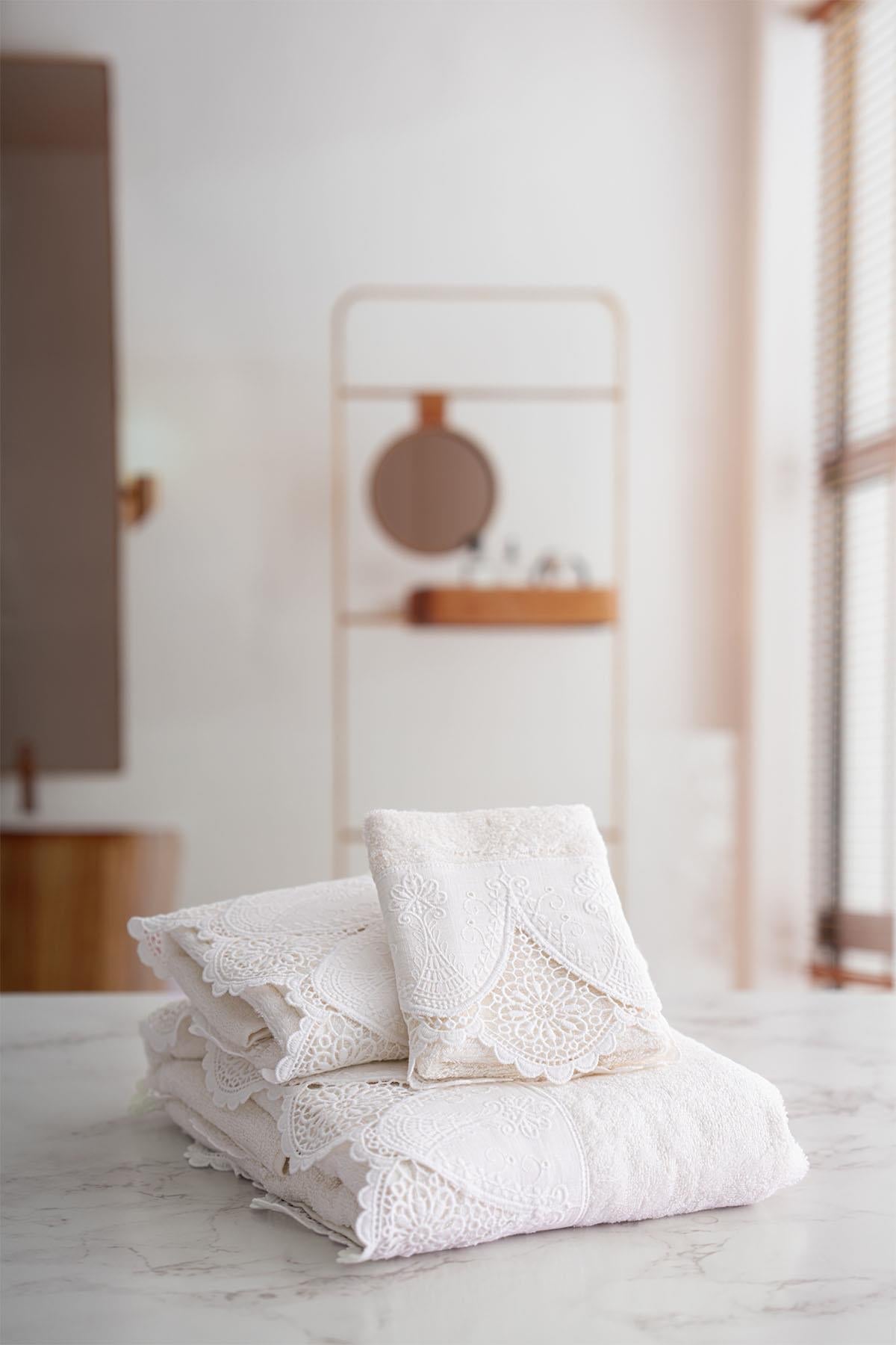 Emma Lace Hand Towel (30 x 50 cm)