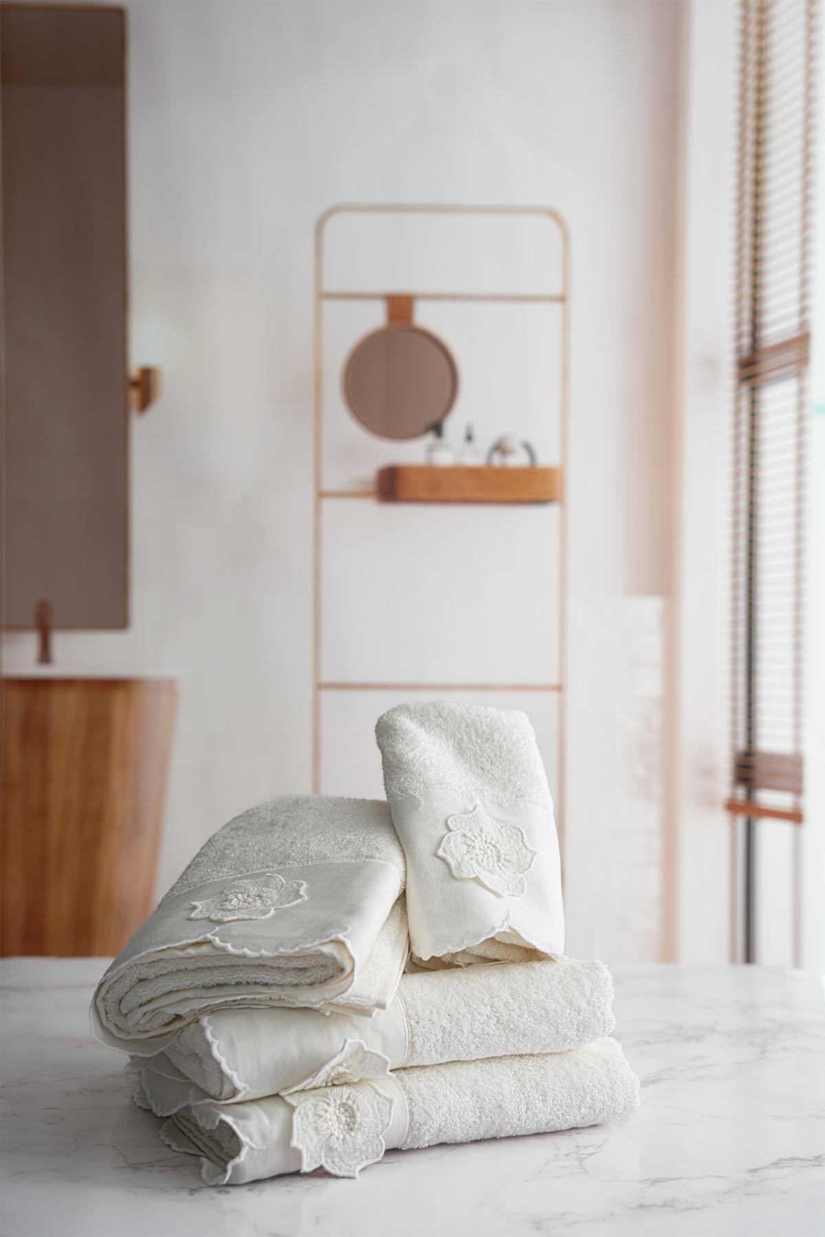 Hanzade Flower Embroidered Bath Towel (90 x 150 cm)