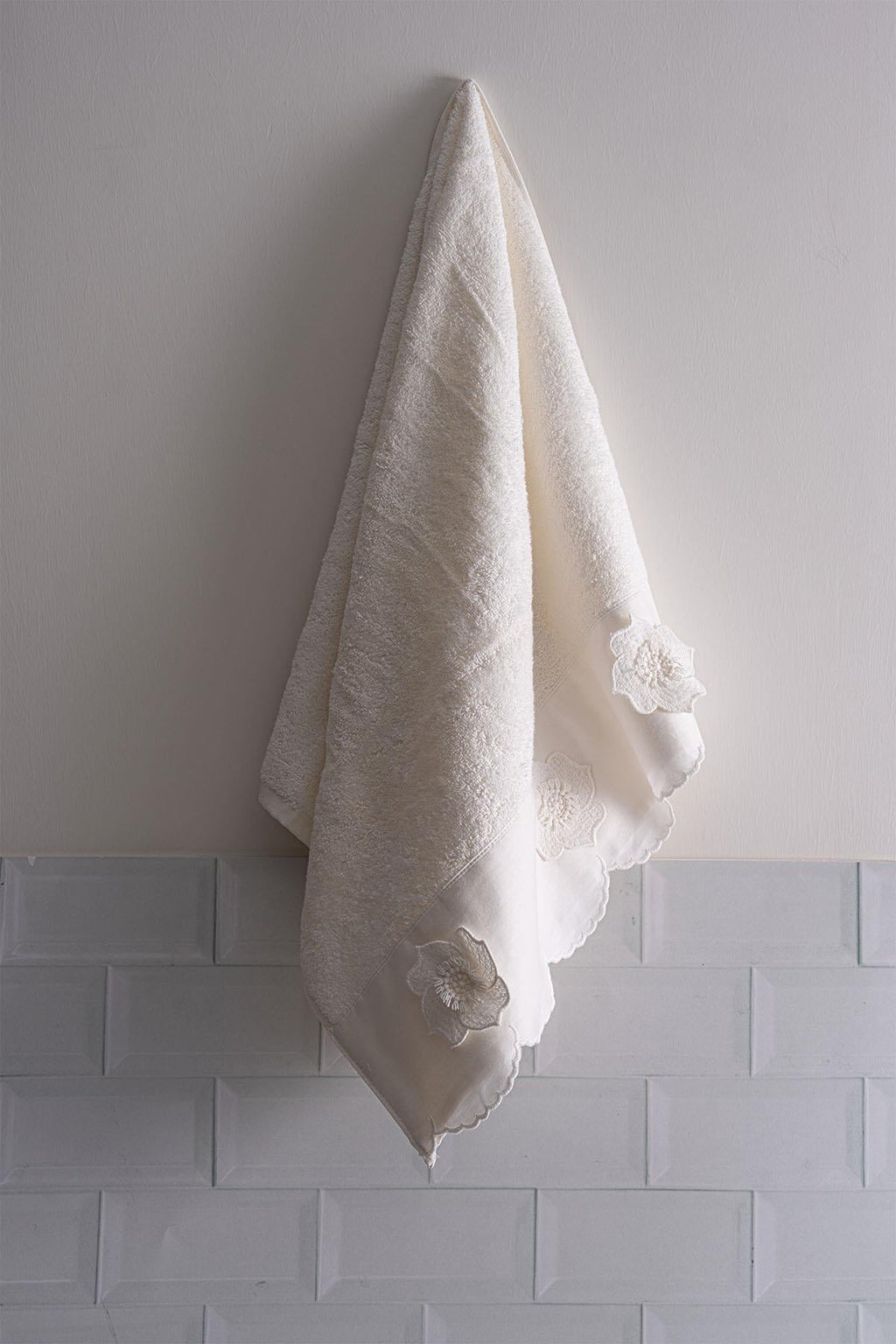 منشفة وجه مطرزة بالزهور من هانزاد (50 × 90 سم)