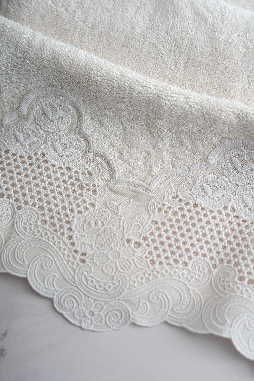 Iris Embroidered Bath Towel (90 x 150 cm)