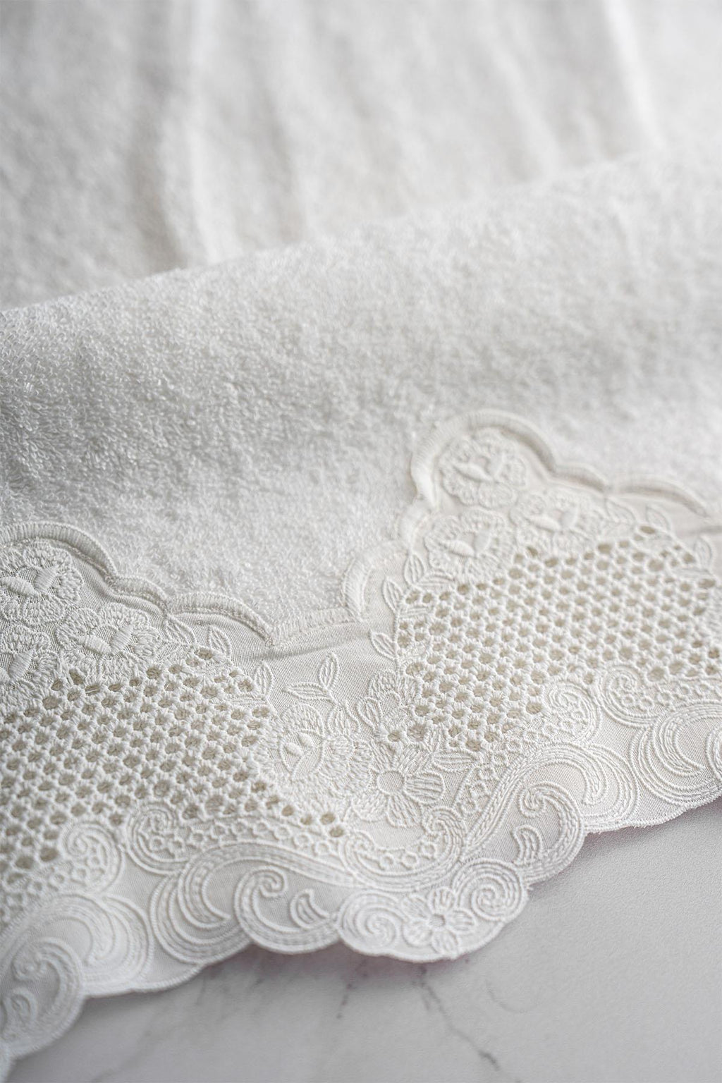 Iris Embroidered Bath Towel (90 x 150 cm)