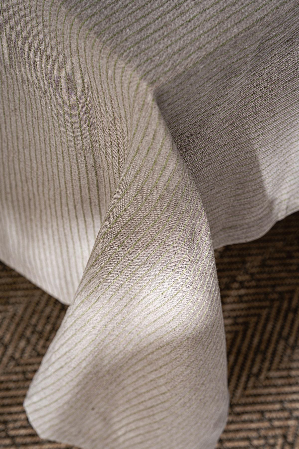 Loris Stain-Resistant and Wrinkle-Free Tablecloth (160 x 260 cm)