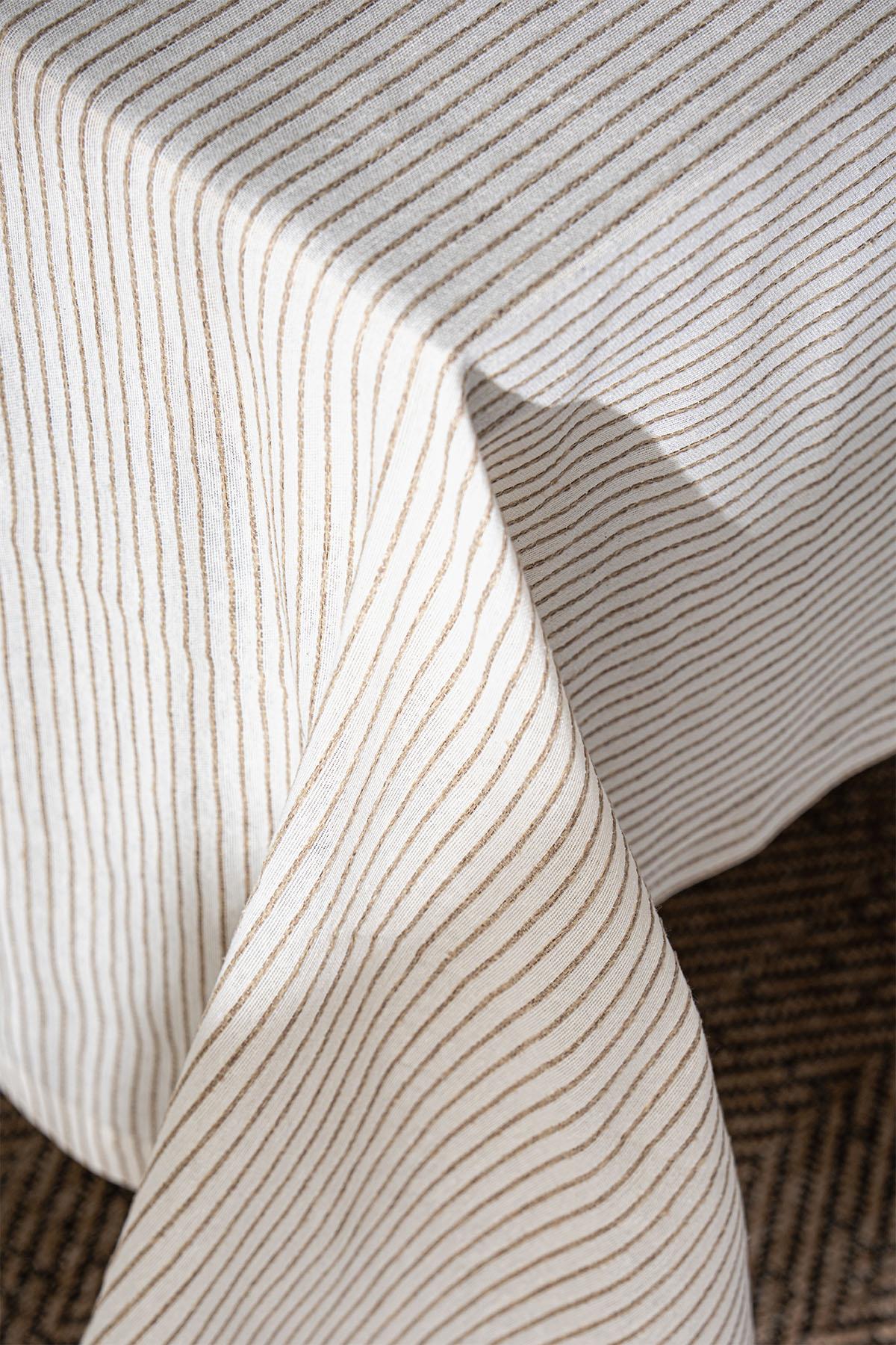 Loris Stain-Resistant and Wrinkle-Free Tablecloth (160 x 260 cm)