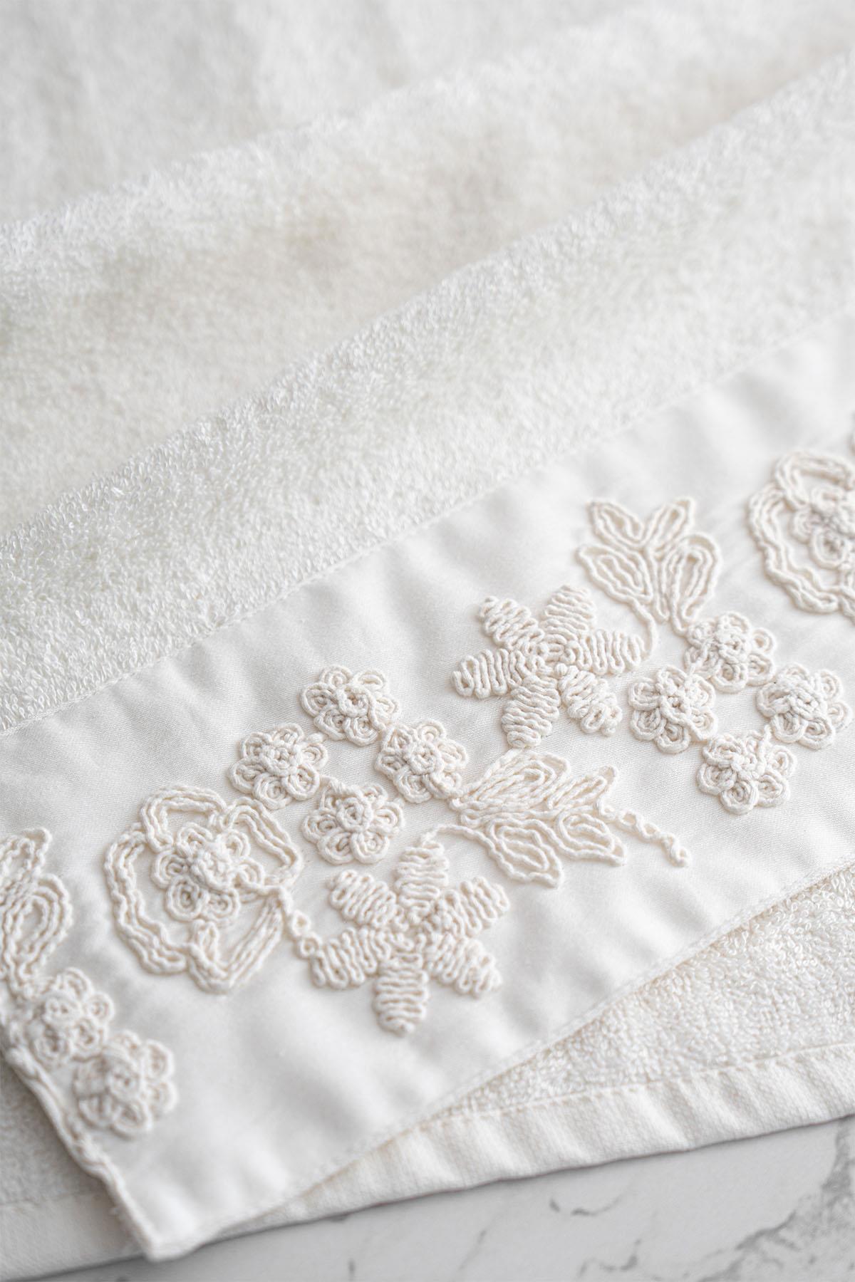 Madeira 3D Knitted Flower Embroidered Bath Towel (90 x 150 cm)