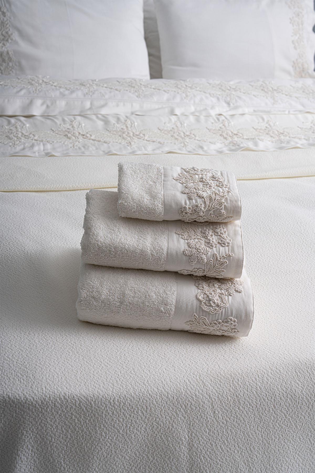 Madeira 3D Knitted Flower Embroidered Super King Size 7-Piece Duvet Cover + Quilt Set