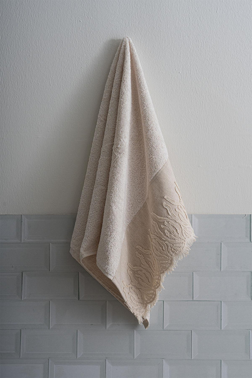 Coral Embroidered Tasseled Hand Towel (30 x 50 cm)