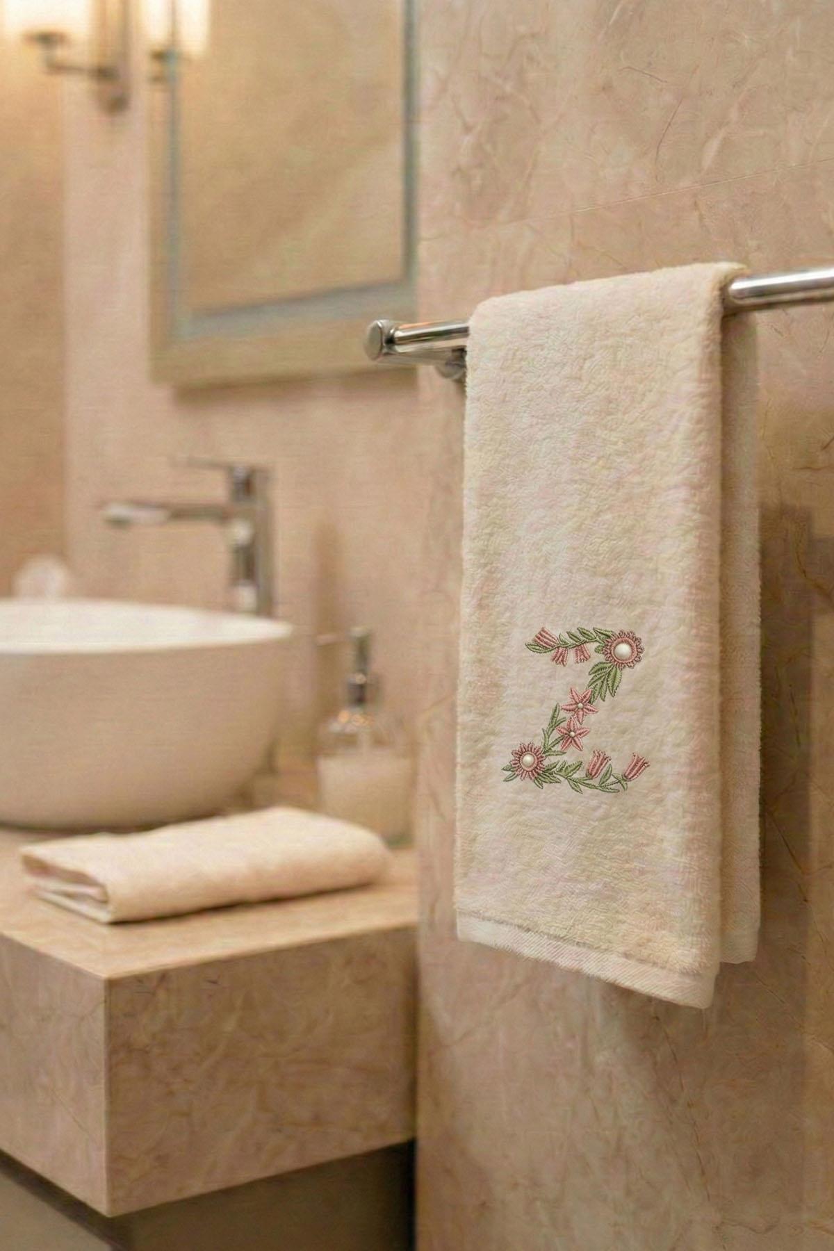 منشفة وجه من الخيزران مطرزة بالحروف (50 × 90 سم)