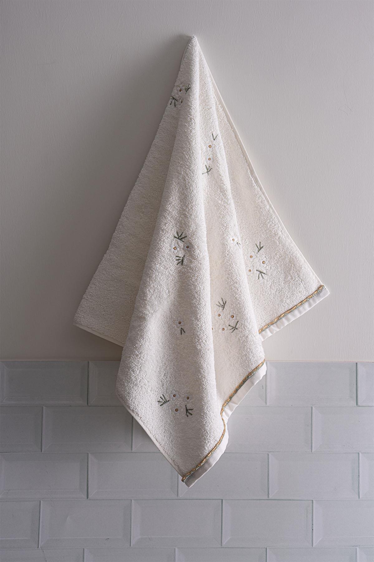 Nadia Daisy Embroidered Bath Towel (90 x 150 cm)