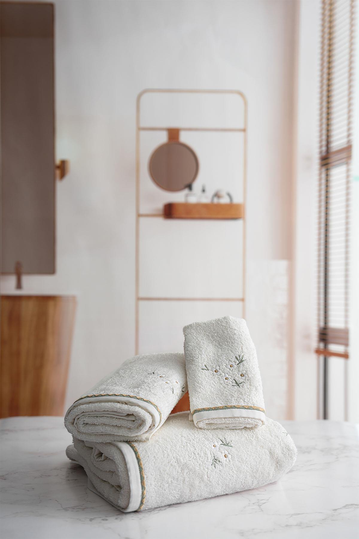 Nadia Daisy Embroidered Bath Towel (90 x 150 cm)