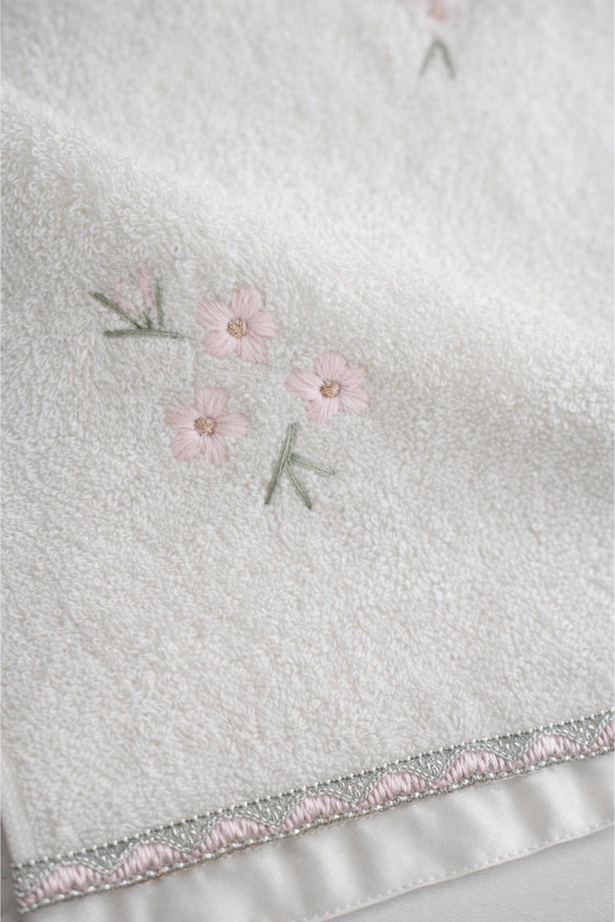 Nadia Daisy Embroidered Bath Towel (90 x 150 cm)