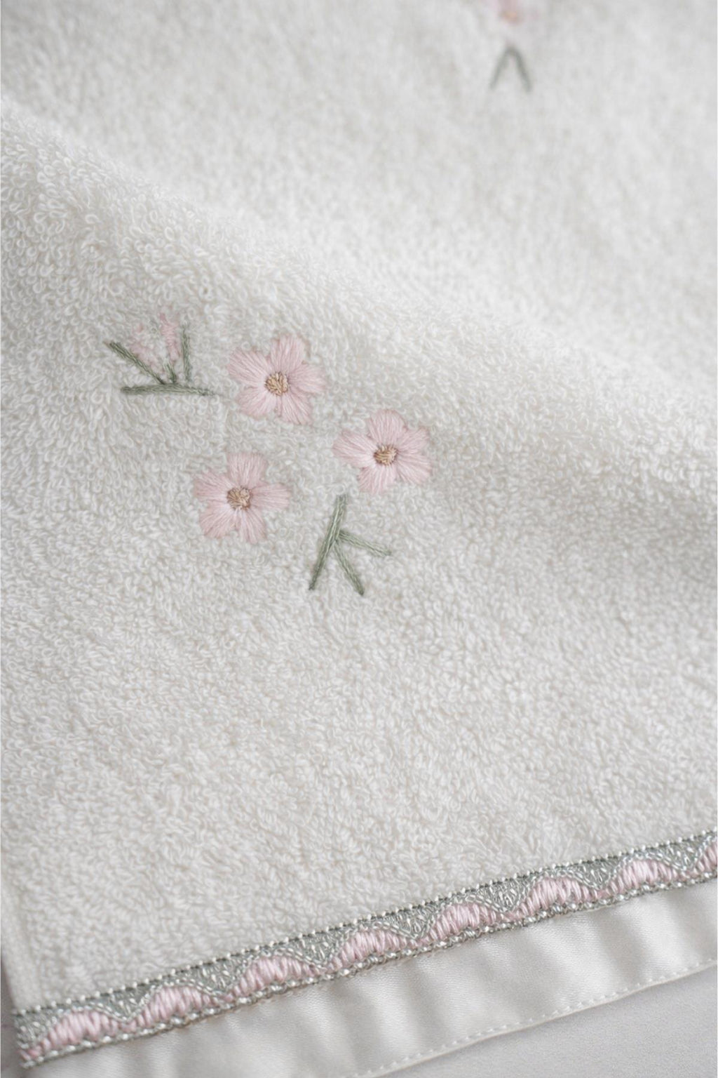 Nadia Daisy Embroidered Hand Towel (30 x 50 cm)