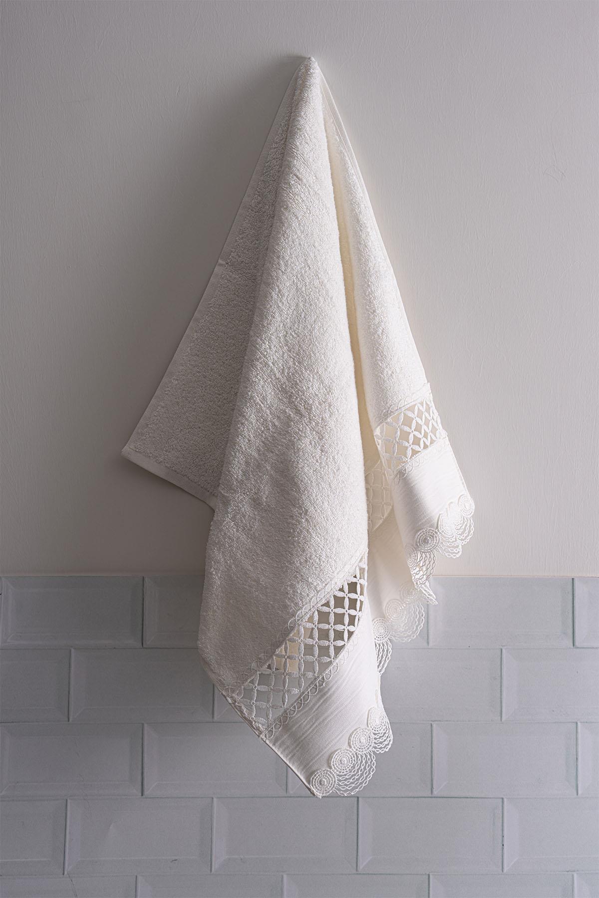 Queen Embroidered Hand Towel (30 x 50 cm)