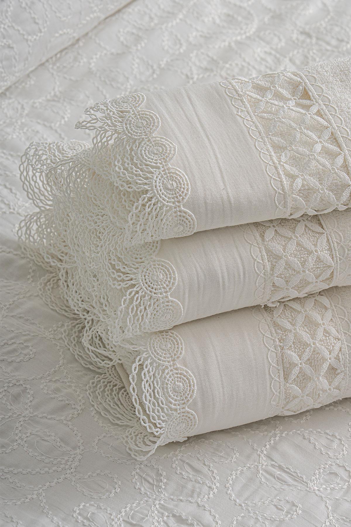 Queen Embroidered Hand Towel (30 x 50 cm)