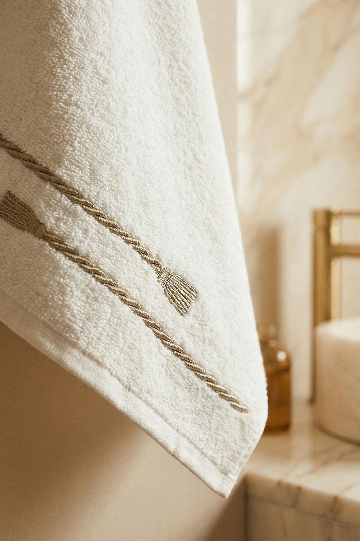 Roman Embroidered Hand Towel (30 x 50 cm)