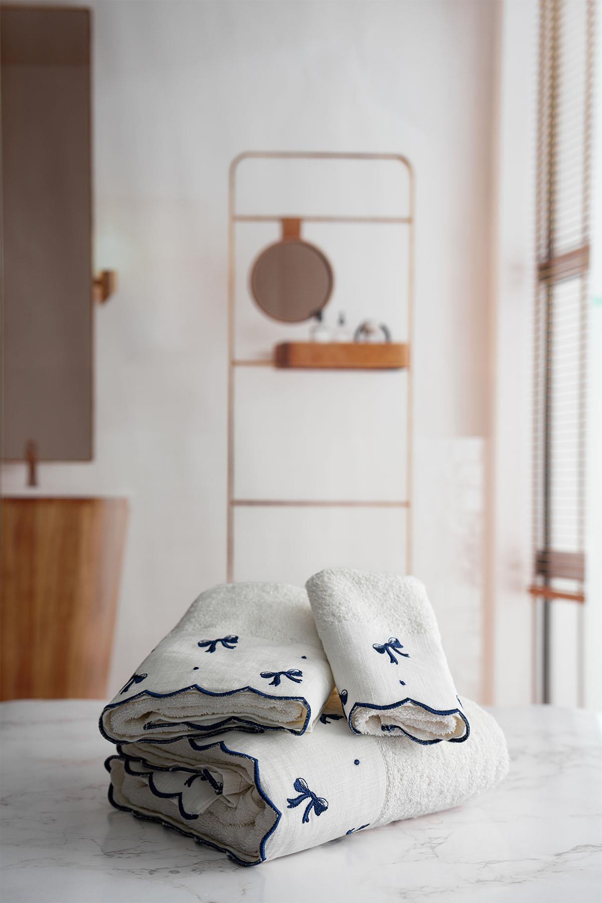 Serena Bow Embroidered Hand Towel (30 x 50 cm)