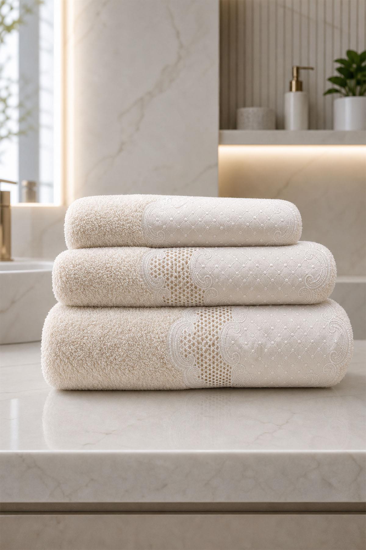 Simena Embroidered Bath Towel (90 x 150 cm)