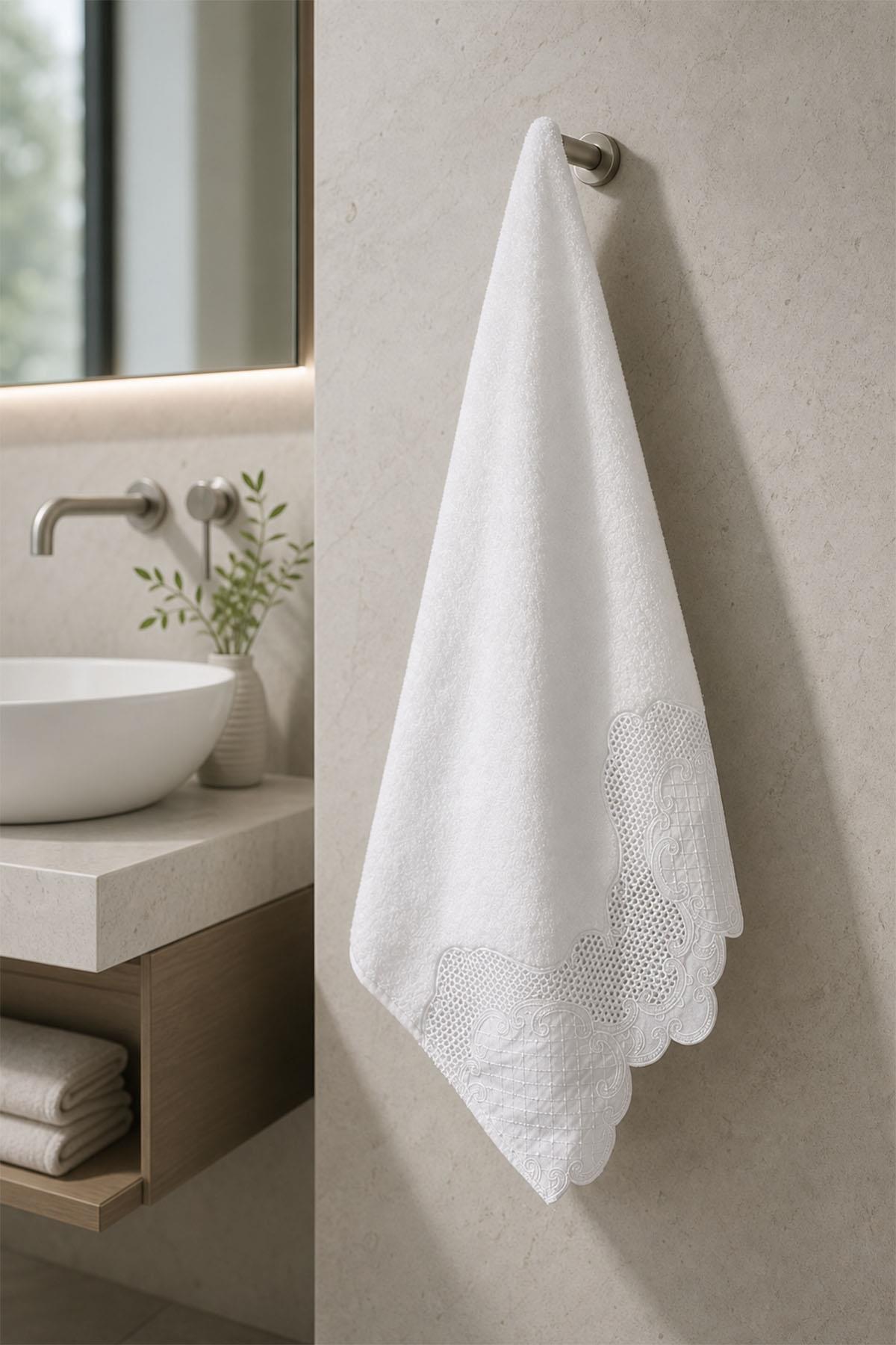 Simena Embroidered Bath Towel (90 x 150 cm)
