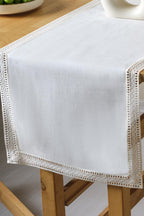 Ahşap masada dantel detaylı beyaz runner masa örtüsü, 40x140 cm dekoratif masa tekstili
