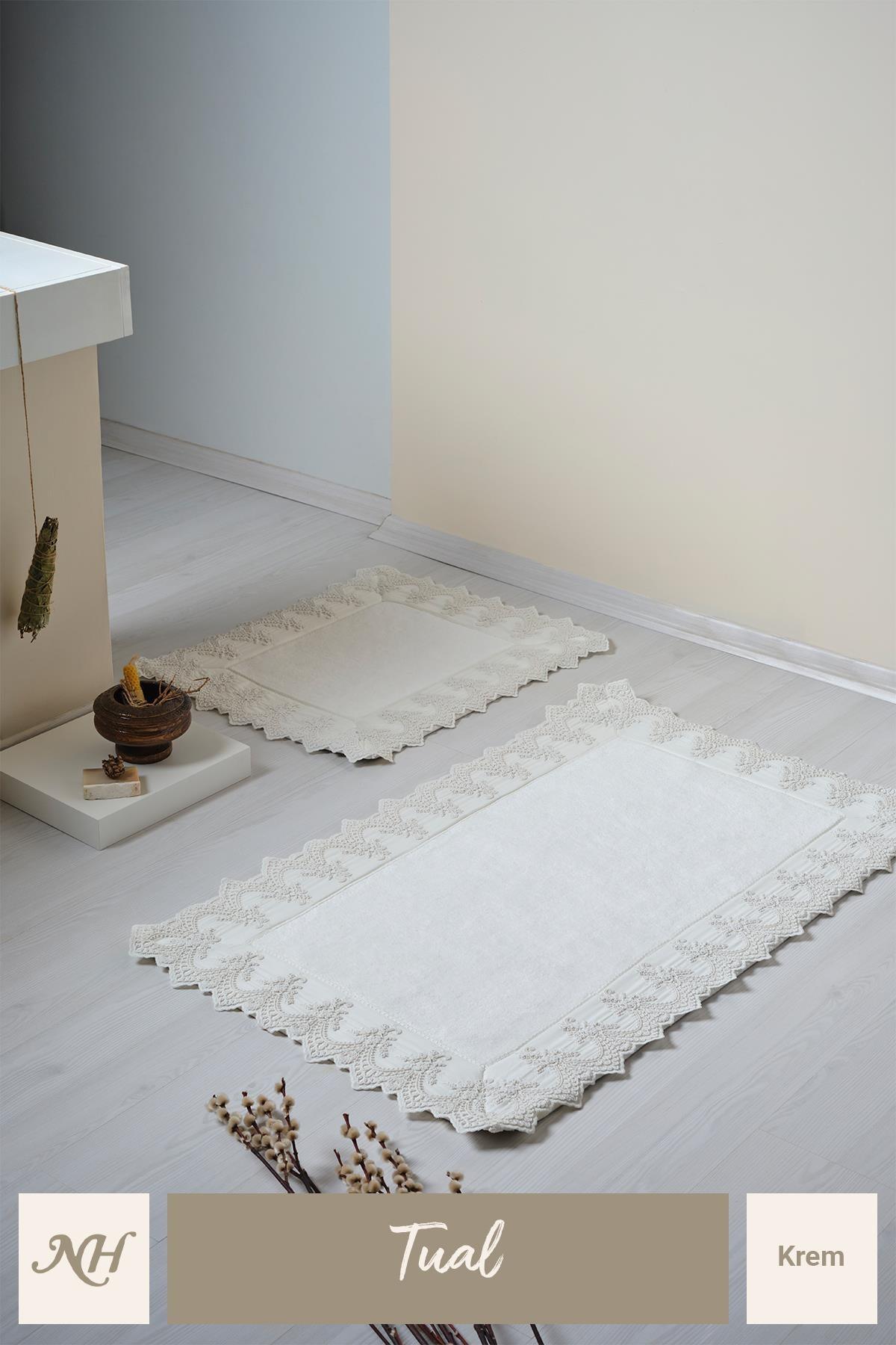 Krem renkli, dantel işlemeli ikili paspas seti, modern ve şık banyo zemini üzerinde