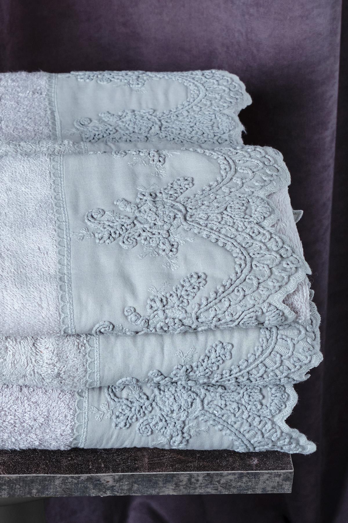 Embroidered Canvas Bath Towel (90 x 150 cm)