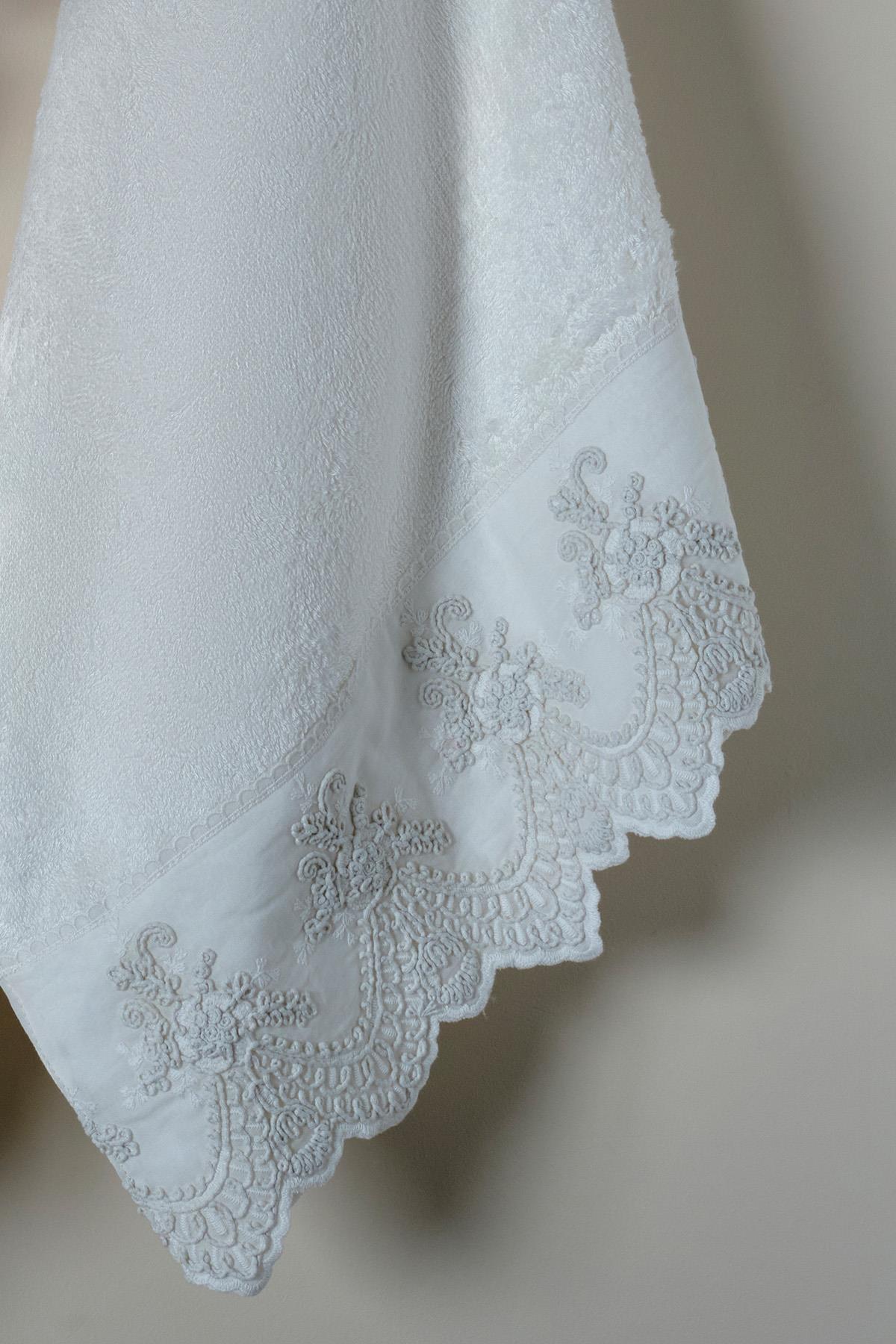 Embroidered Canvas Bath Towel (90 x 150 cm)