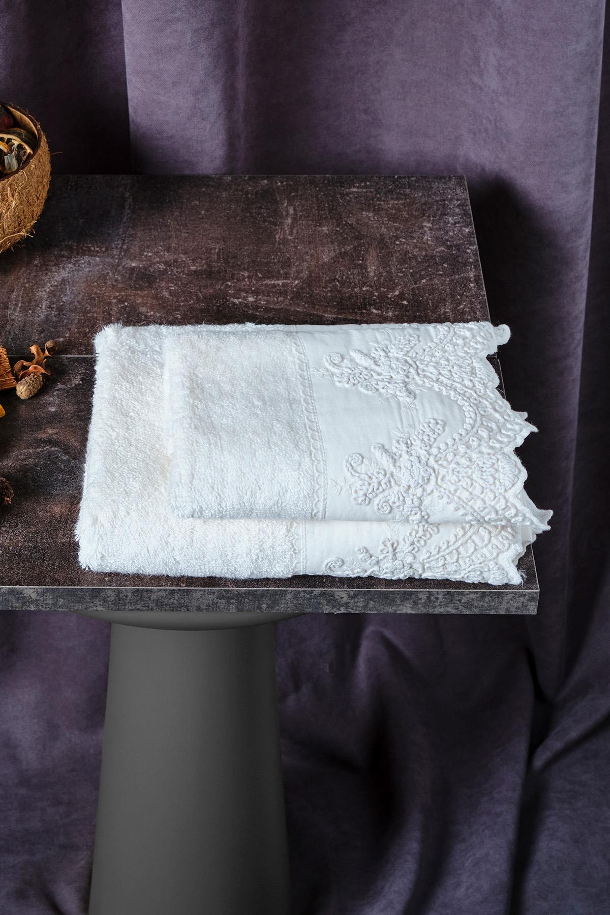 Embroidered Canvas Bath Towel (90 x 150 cm)